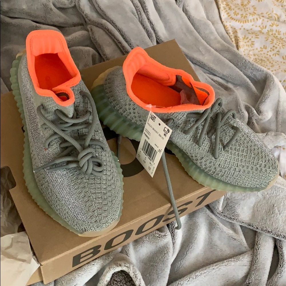 Yeezy 350 V2 Desert Sage - Picture 3 of 6